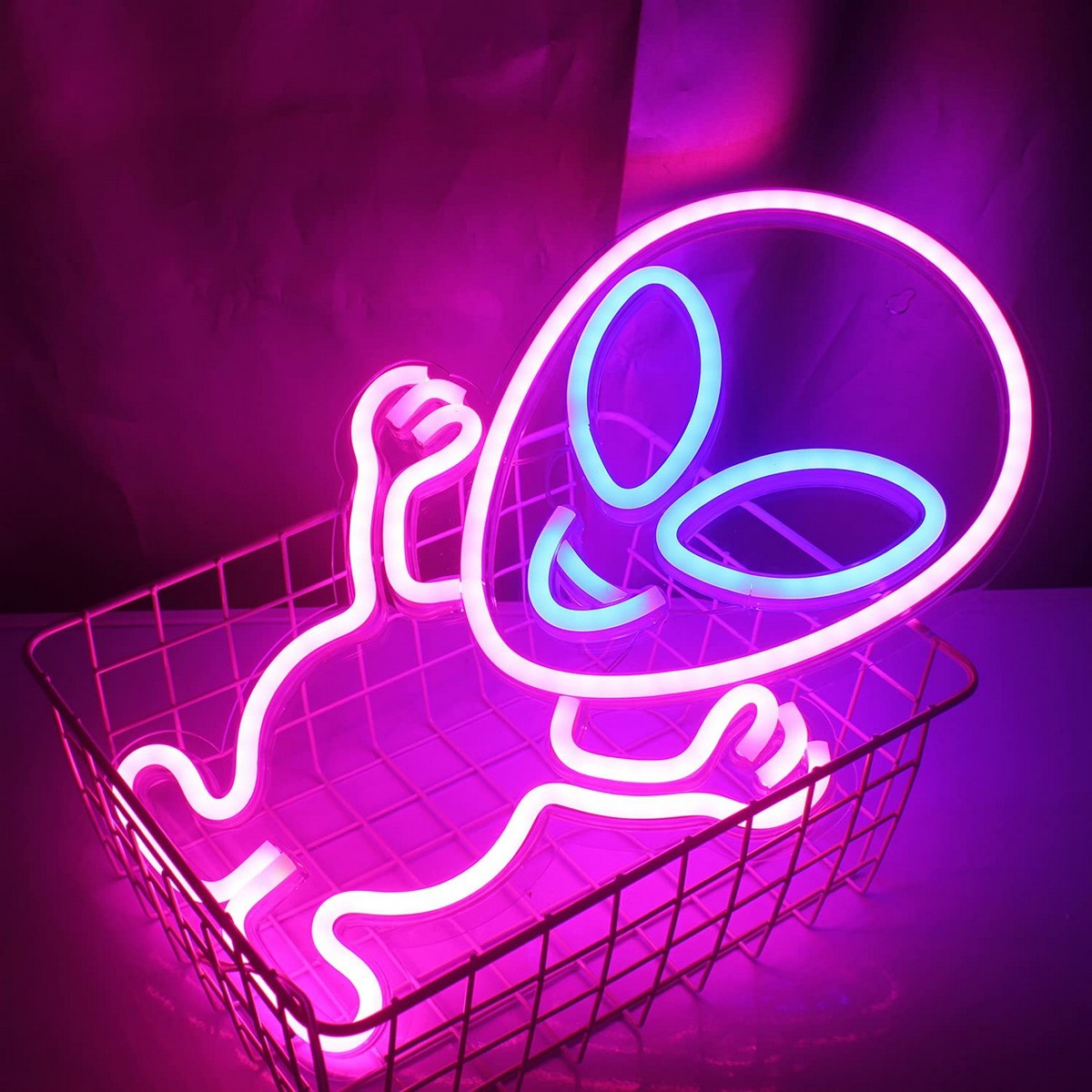 hehkuva alien - neon logo seinä