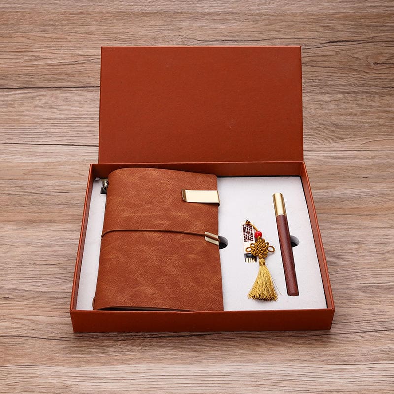 puinen kynä muistikirjasarjalla lahja