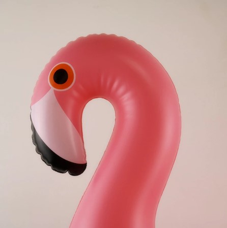Ilmatäytteinen allas flamingon muotoisille kupeille