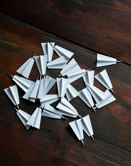 3D puukartta seinällä työntää nastat lentokoneita