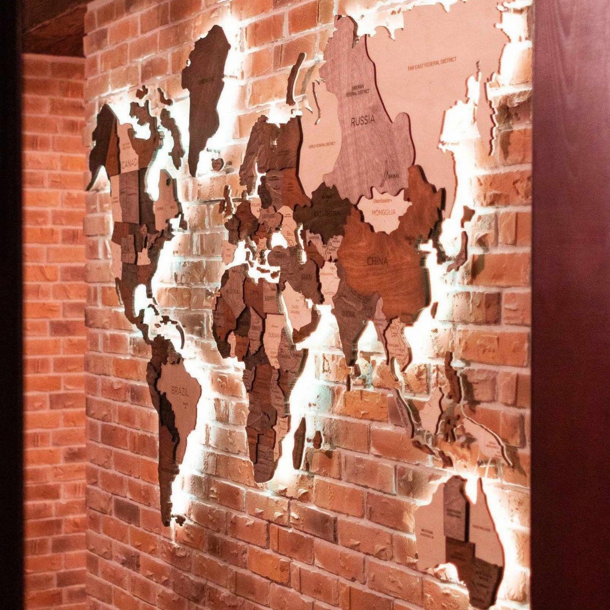 puinen maailmankartan seinätaide led-valolla