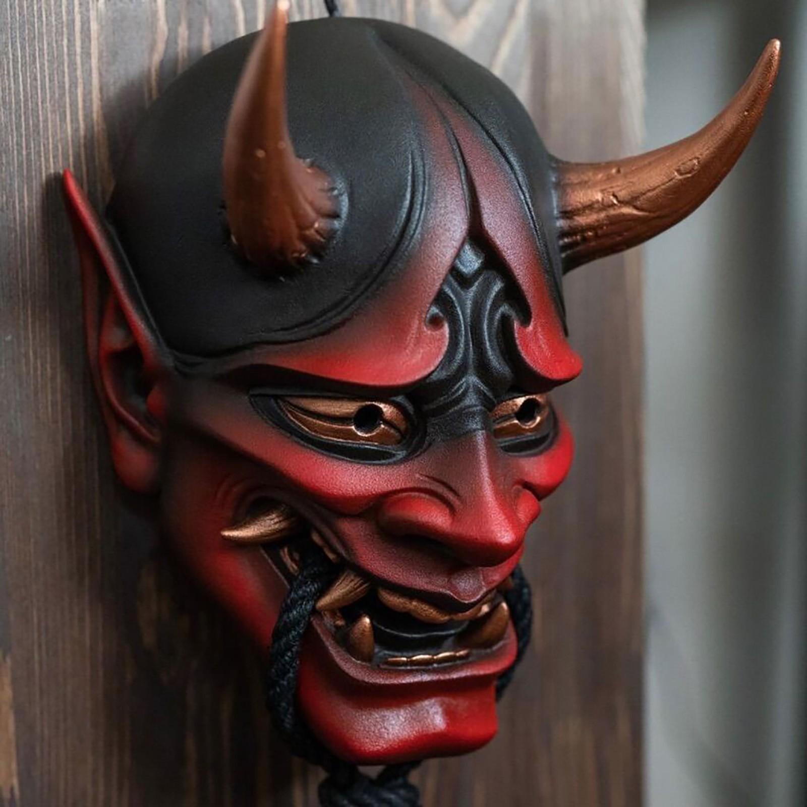 Japanilainen demoni naamio kasvoilla karnevaali