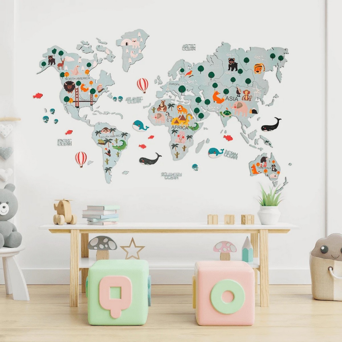 lasten puinen maailmankartta seinällä