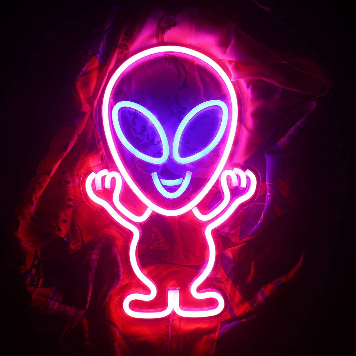 led-neonlogo paistaa seinällä - alien